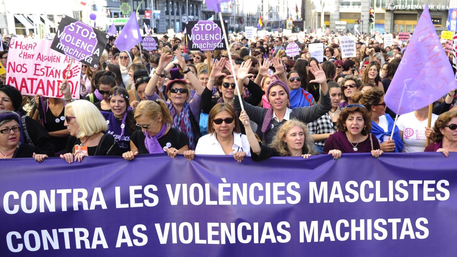 Demonstrantinnen in Madrid tragen ein Banner mit der Aufschrift "Gegen die machistische Gewalt"
