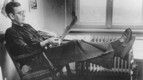 Undatiertes Foto: Der Theaterkritiker Friedrich Luft am Schreibtisch