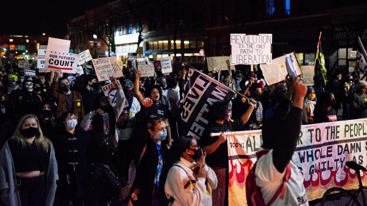 Anti-Trump-Demonstranten in Minneapolis in der Nacht auf der Straße.