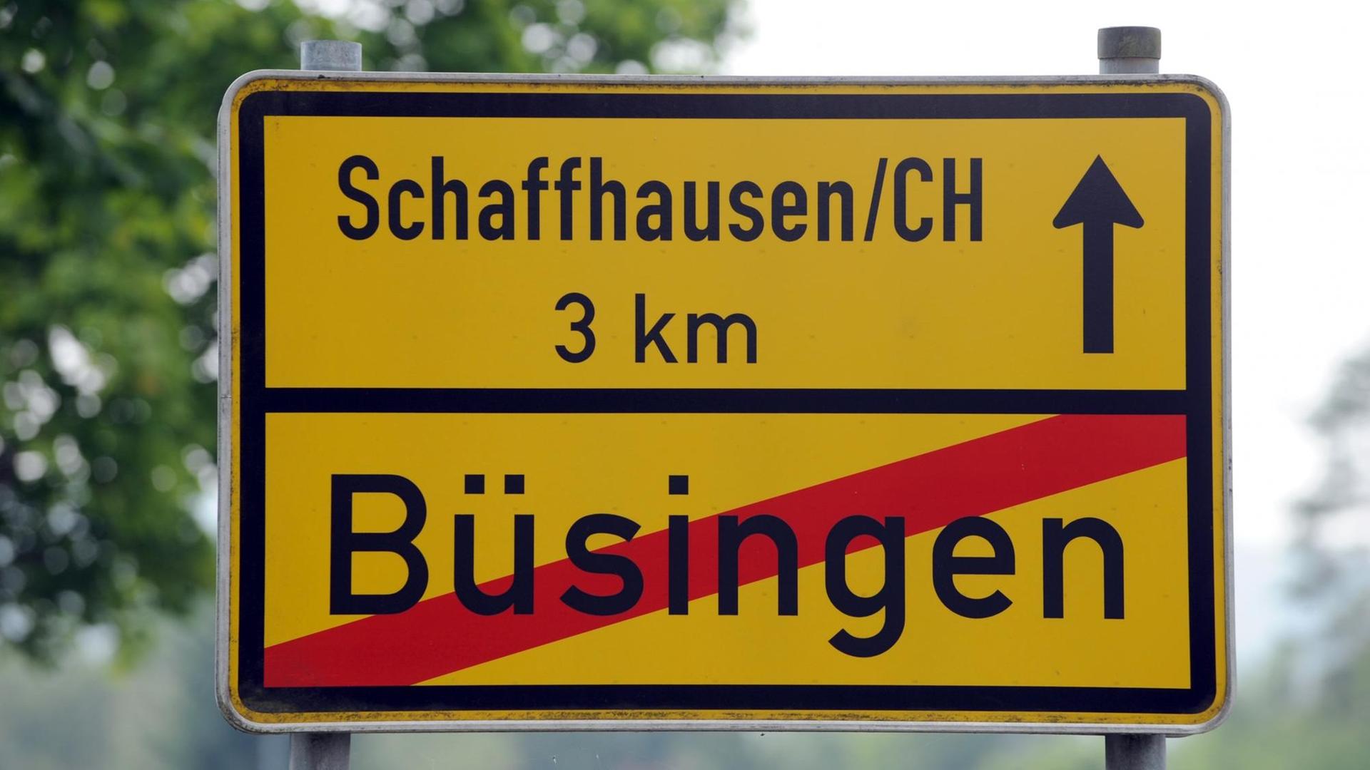 Das Ortsschild von Büsingen. Büsingen ist die einzige Gemeinde der Bundesrepublik Deutschland, die eine Exklave des Bundesgebietes bildet.