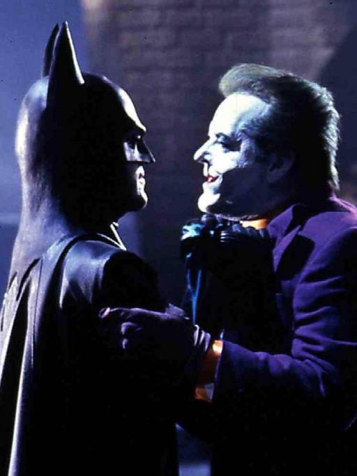 Batman (Michael Keaton, links) stellt den Joker (Jack Nicholson)