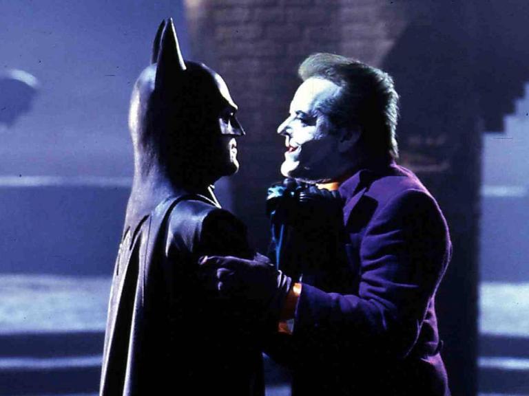 Batman (Michael Keaton, links) stellt den Joker (Jack Nicholson)