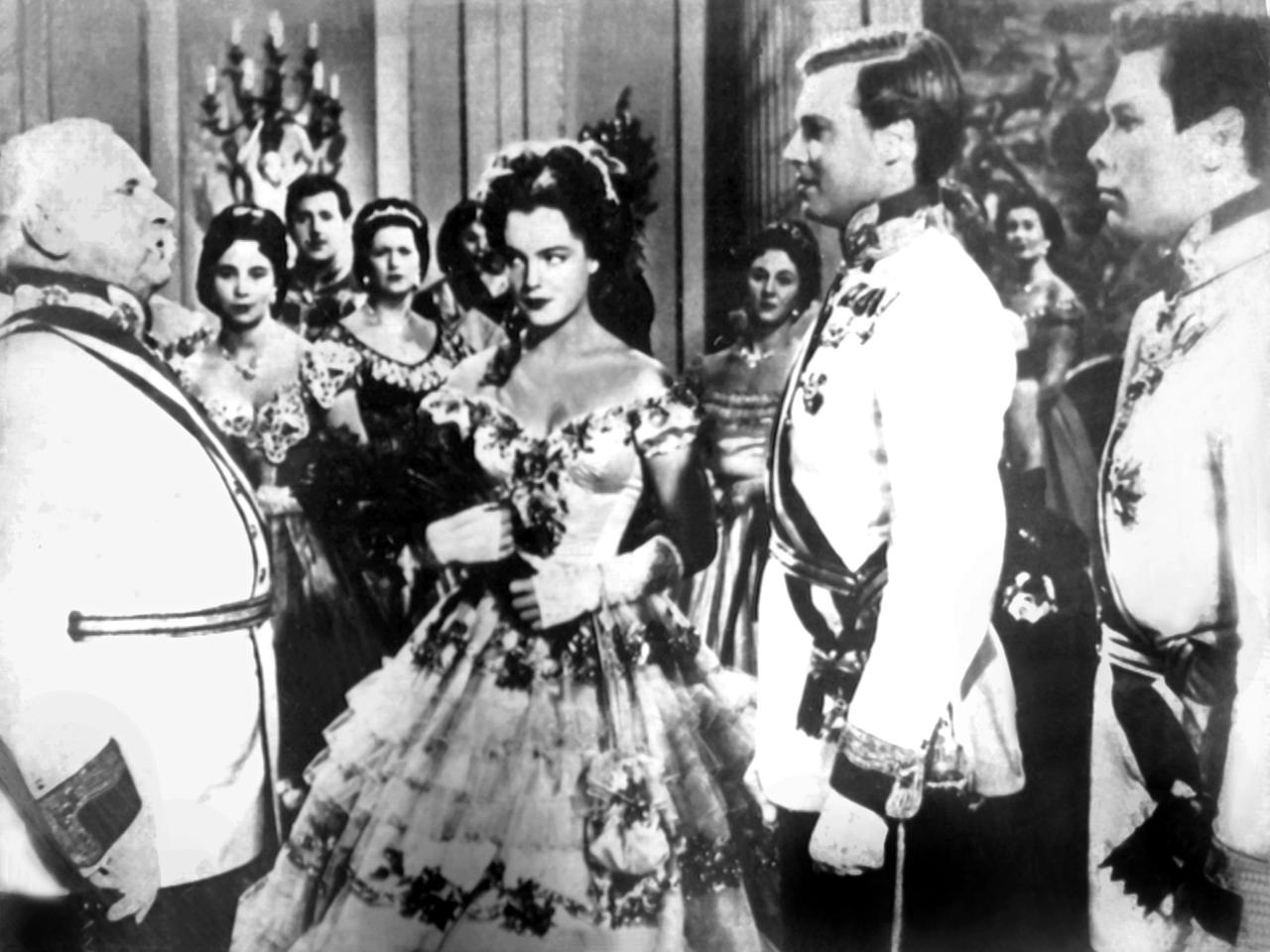 Als liebenswerter Kaiser Franz-Josef (r) schrieb Karlheinz Böhm mit der "Sissi"-Trilogie (1955 - 1957) an der Seite von Romy Schneider als Kaiserin Elisabeth (M) Filmgeschichte.