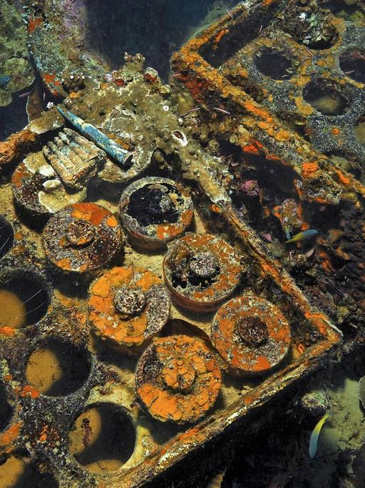 Scharfe Munition im japanischen Schiffswrack Helmet wreck, Palau, Mikronesien, Ozeanien