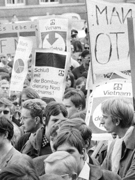 Am 29.03.1968 protestierten rund 500 Menschen in Kiel gegen den Krieg in Vietnam. Zu der Demonstration hatte die "Kampagne für Demokratie und Abrüstung" aufgerufen. | Verwendung weltweit