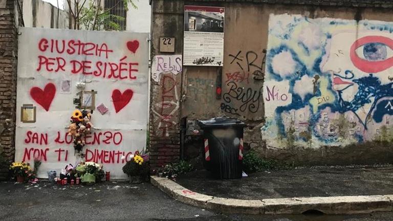 Aufschrift an einer Mauer: Gedenken an das 16-jährige Mädchen, das hier - im Viertel San Lorenzo in Rom - von einer Gruppe Männer vergewaltigt und hilflos dem Tod überlassen wurde.