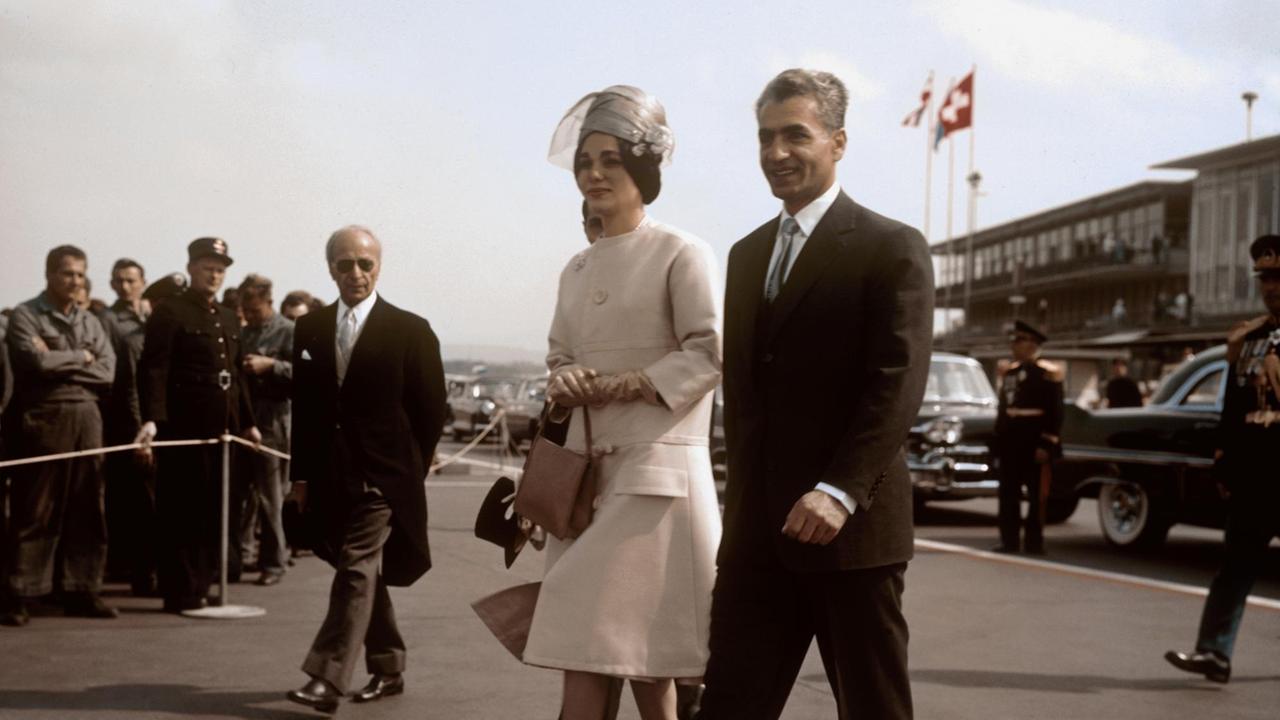 Der persische Schah Reza Pahlavi und seine Frau Farah Diba treffen im Mai 1961 am Flughafen Zuerich-Kloten ein. 