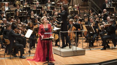 Das Deutsche-Symphonie-Orchester Berlin in der Berliner Philharmonie. Am Dirigentenpult steht Robin Ticciati, vor dem Orchester steht Dame Felicity Lott, die Sprecherin der Aufführung von "LE Martyre de Saint-Sebastien"
