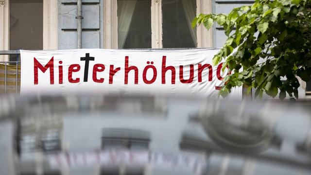 Das Foto zeigt ein Protest-Plakat gegen Miet-Erhöhungen.