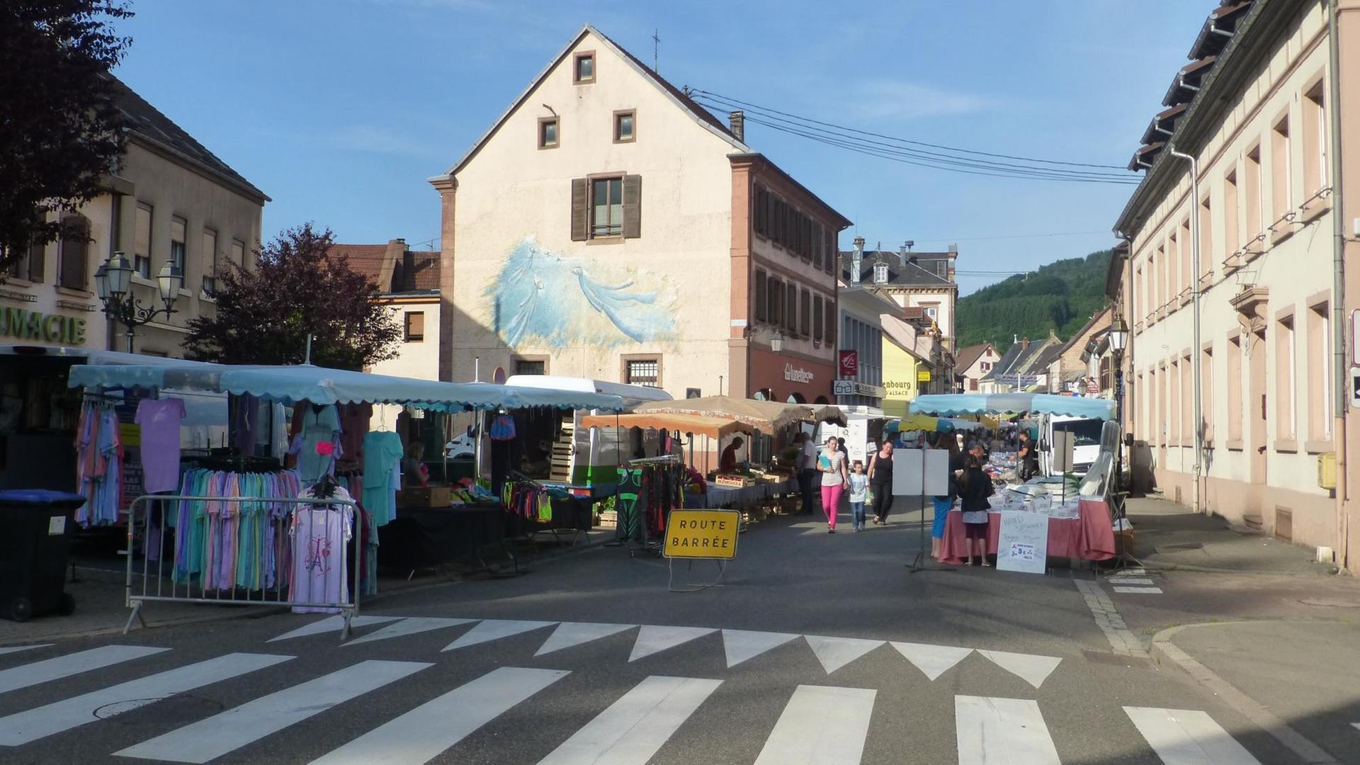 Wenn mittwochs Markt im französischen Schirmeck im Elsass ist, wird die Grand' Rue für den Verkehr gesperrt.