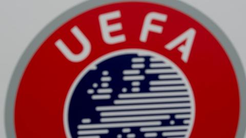 Spieler von Bayern München während des Trainings in der Arena von Khimki in Moskau/Russland am 29.09.2014 mit dem UEFA-Logo im Vordergrund.