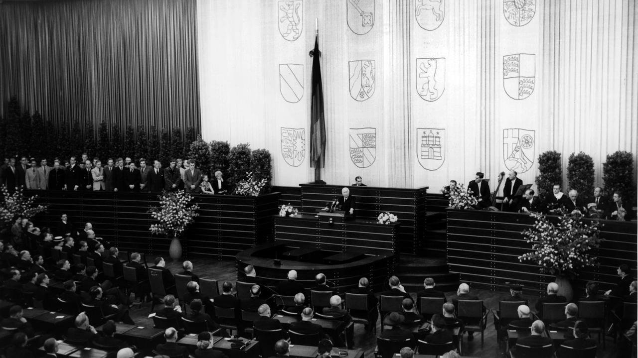 Schwarzweiß-Aufnahme des Plenarsaals der Deutschen Bundestages am 21.6.1953. Am Rednerpult Bundespräsident Theodor Heuss. 