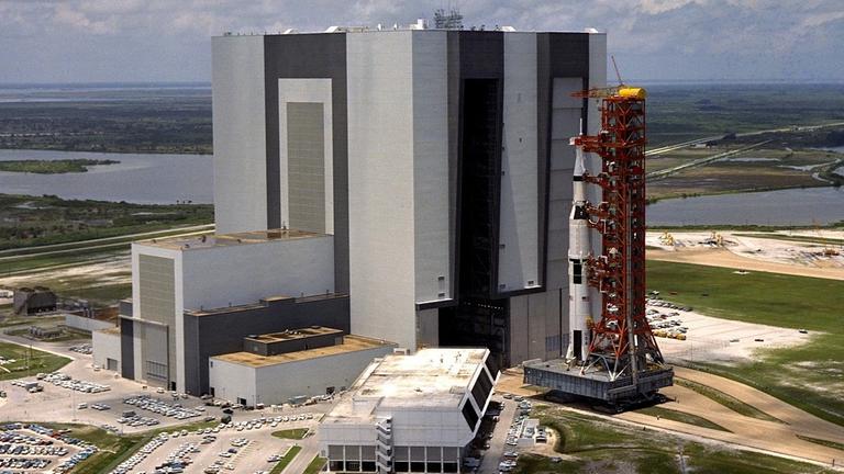 Das Vertical Assembly Building am Kennedy Space Center, in dem die Saturn-V-Mondraketen aufrecht zusammengebaut wurden, geht wesentlich auf Kurt Debus zurück