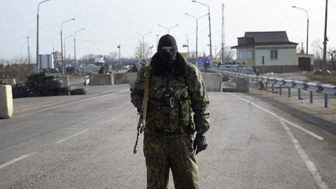 Ein prorussischer Soldat wacht am Kontrollpunkt Chongar vor der Halbinsel Krim.