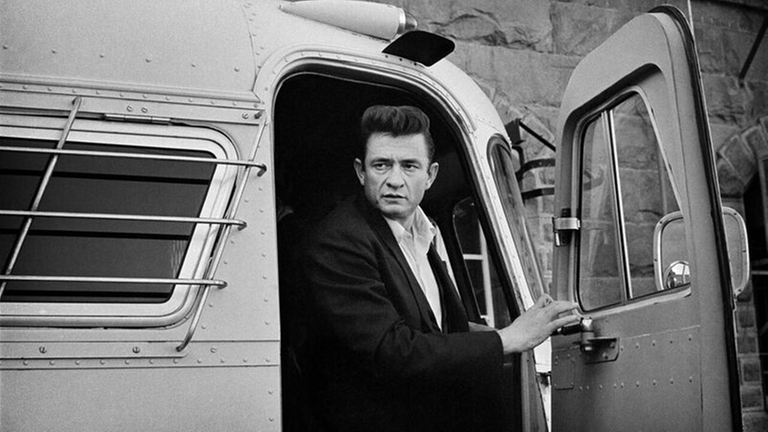 Johnny Cash steigt im Folsom State Prison in Kalifornien aus einem Schulbus 
