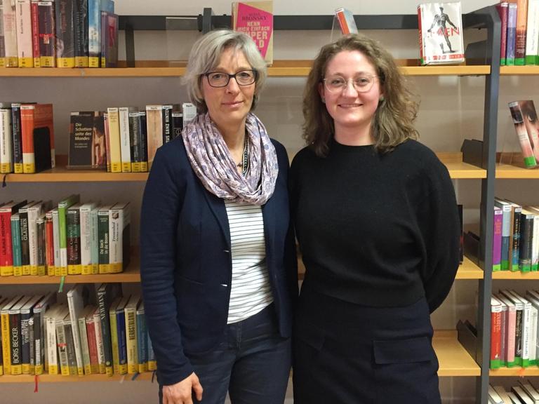 Equal-Pay-Beraterin Freya Matthießen (links) zusammen mit Clara Billen vom Deutschen LandFrauenverband in der Stadtbücherei von Heide