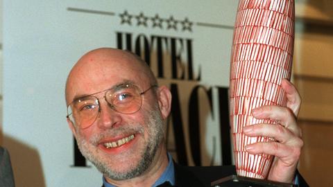 Der Filmautor Alfred Behrens hält am 16.2.1996 in Berlin den Drehbuchpreis 1995 in der Hand, der ihm von Bundesinnenminister Manfred Kanther verliehen wurde.