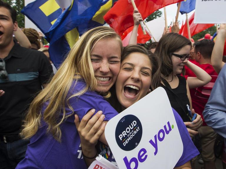 Zwei Frauen umarmen sich vor dem Gebäude des Obersten Gerichtshofes in Washington, nachdem das Gericht gleichgeschlechtliche Ehen in allen US-Bundesstaaten für zulässig erklärt hat.