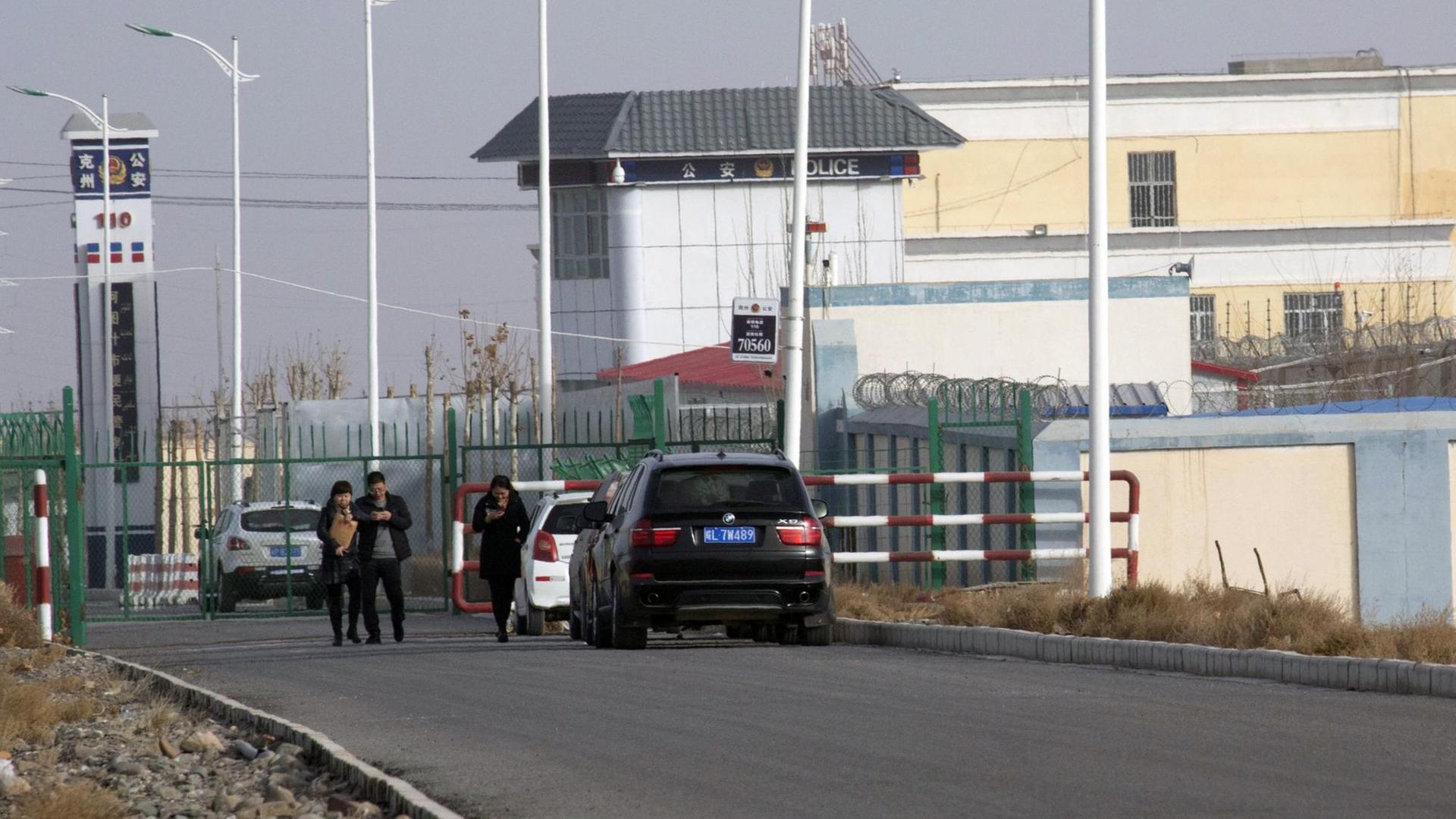  Das Foto von Dezember 2018 zeigt eine Polizei-Station am Tor von einem Lager für Uiguren.