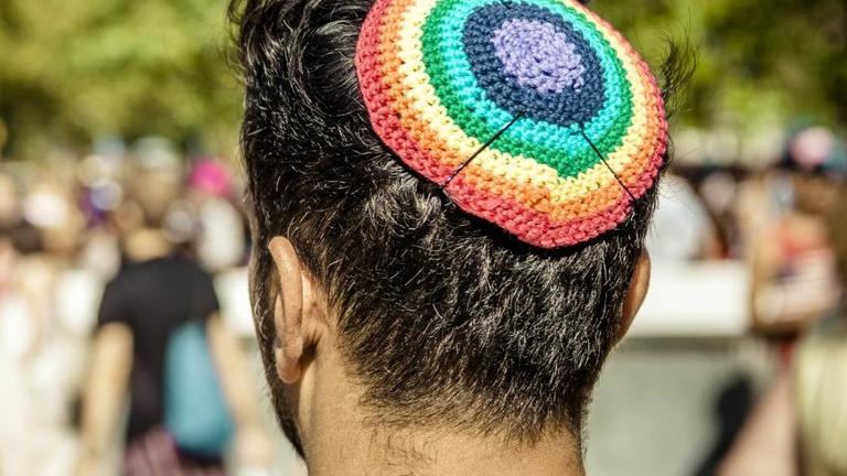 Mitglieder der LGBT mit einer Kippa in Regenbogenfarben