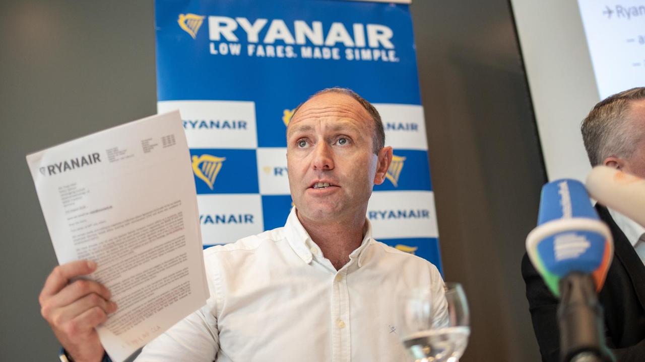 Kenny Jacobs (l), Marketingchef von Ryanair, und Peter Bellew (r), Betriebschef für den Flugverkehr, sitzen am 08.08.2018 bei einer Pressekonferenz von Ryanair in Frankfurt am Main auf dem Podium.