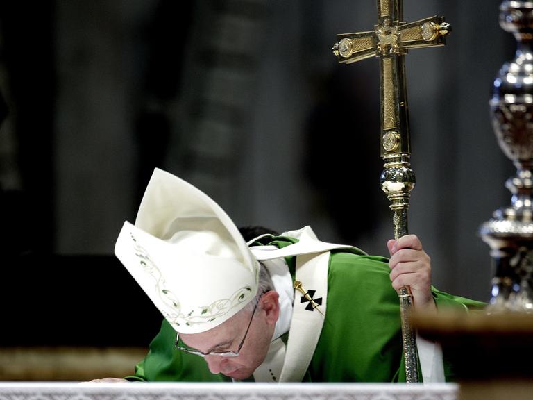 Papst Franziskus zelebriert eine Messe im Petersdom in Rom.