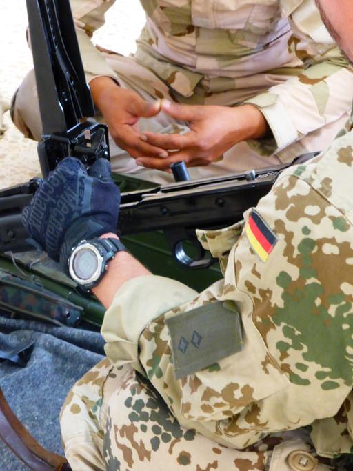 Einweisung der kurdischen Peschmerga in die Handhabung eines Maschinengewehres durch Soldaten der Bundeswehr auf einer Schießanlage des Peschmerga-Ausbildungszentrums nahe der nordirakischen Stadt Erbil.