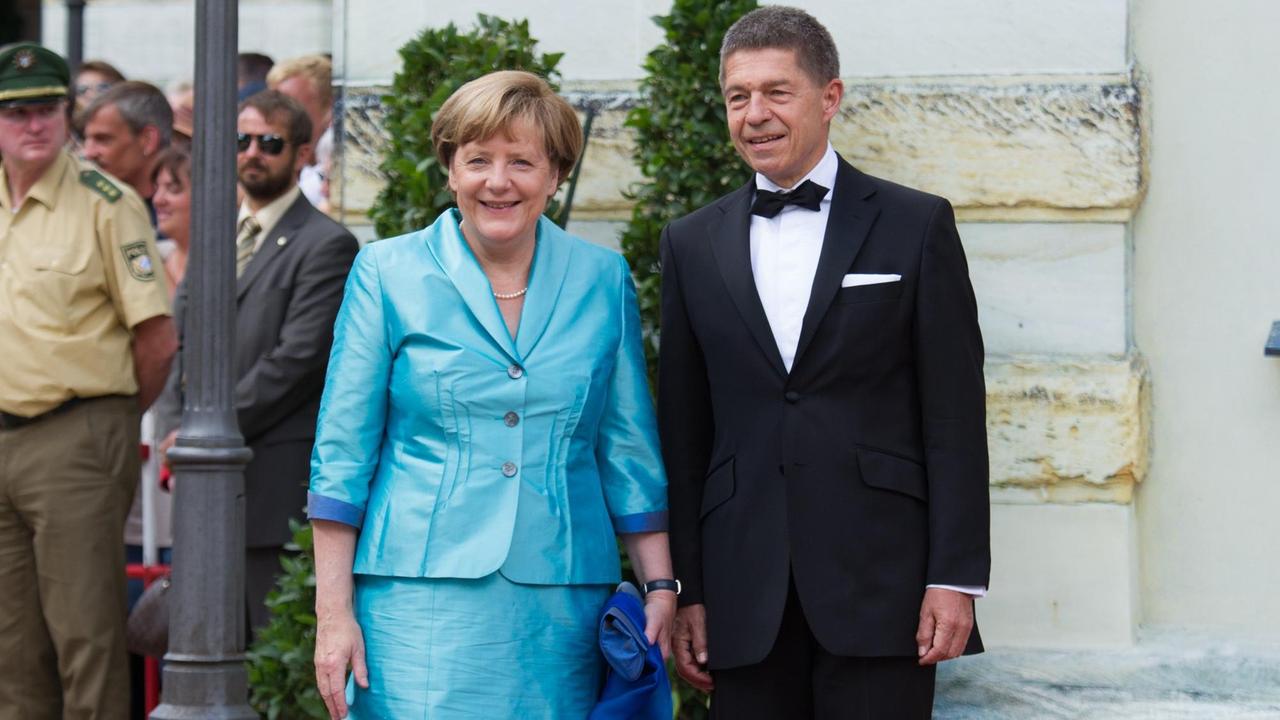 Bundeskanzlerin Angela Merkel und Ehemann Joachim Sauer bei ihrer Ankunft am Festspielhaus in Bayreuth. Gegeben wird Tristan und Isolde.
