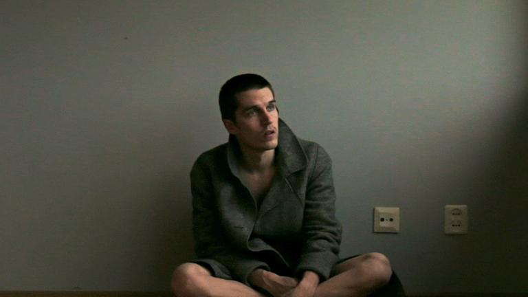 Szene aus dem Film "My Stuff": Petri Luukkainen sitzt in seinem leeren Zimmer. Er hat nur wenig Kleidung an.