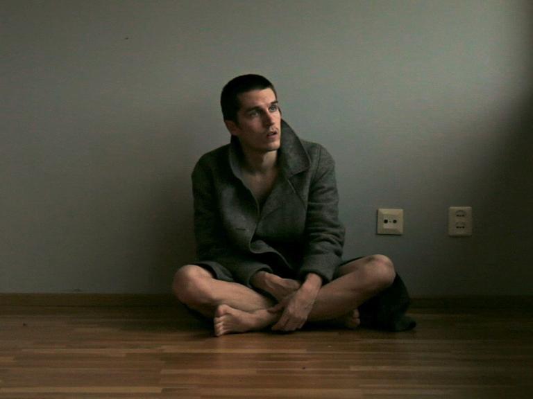 Szene aus dem Film "My Stuff": Petri Luukkainen sitzt in seinem leeren Zimmer. Er hat nur wenig Kleidung an.