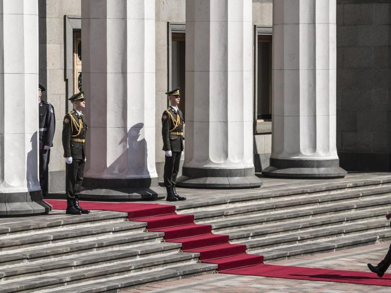 Der gewählte ukrainische Präsident Volodymyr Zelenskiy auf dem Weg ins Parlament.