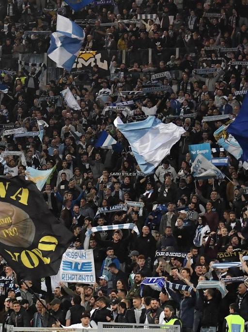 Lazio-Fans hatten die Fan-Kurve des Lokalrivalen AS Rom mit dem Bild der jüdischen Jugendlichen Anne Frank im Roma-Trikot und antisemitischen Sprüchen beklebt.