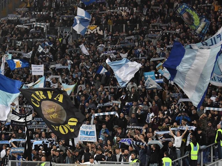 Lazio-Fans hatten die Fan-Kurve des Lokalrivalen AS Rom mit dem Bild der jüdischen Jugendlichen Anne Frank im Roma-Trikot und antisemitischen Sprüchen beklebt.