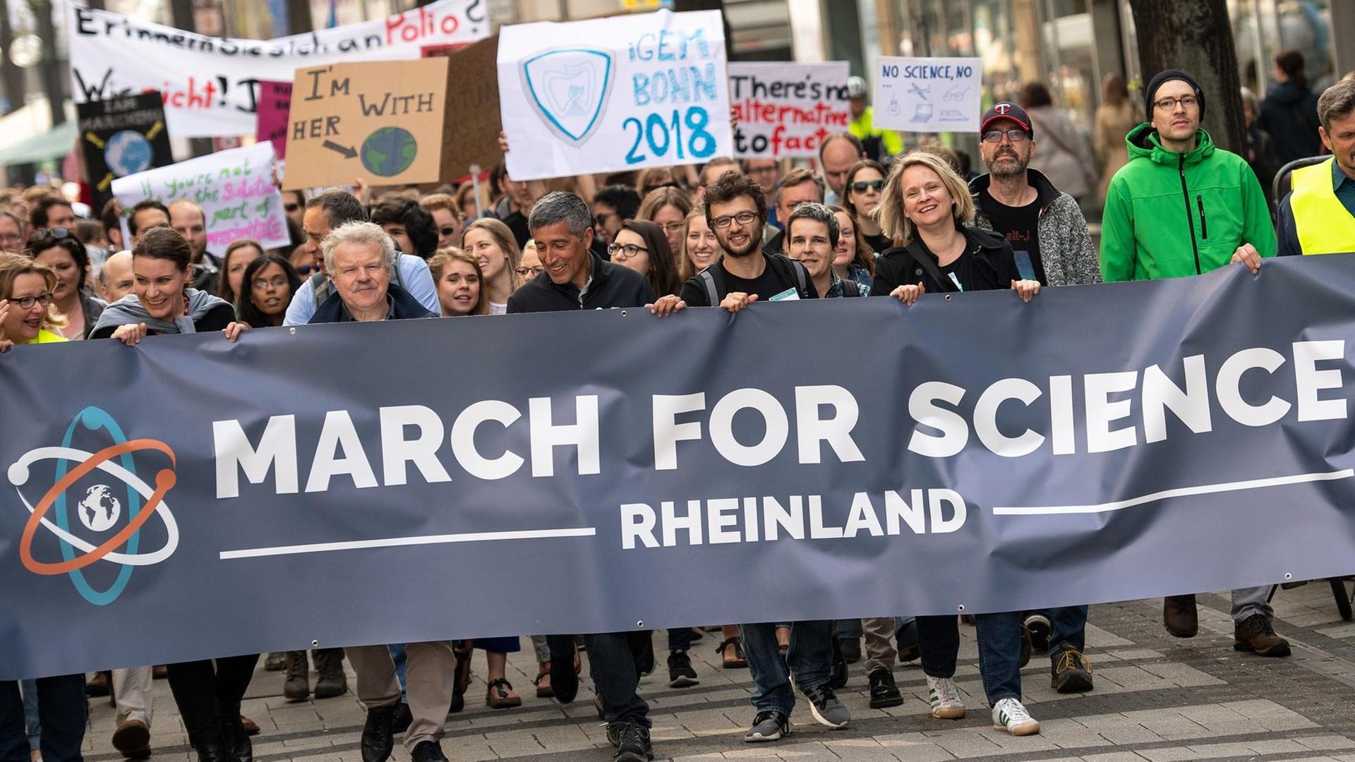 Demonstranten ziehen beim "March for Science" durch die Kölner Innenstadt.