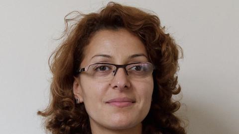 Jouanna Houssoun leitet das Zentrum für Migranten, Lesben und Schwule in Berlin