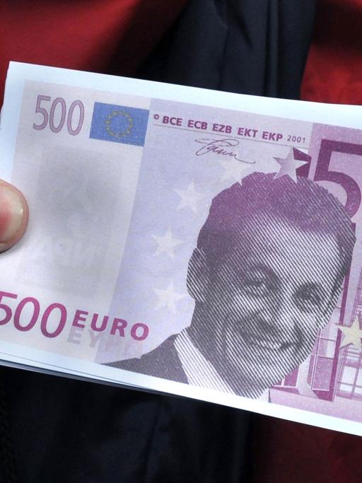 Der französische Ex-Staatschef Nicolas Sarkozy auf einer gefälschten Banknote