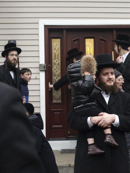 Versammlung vor dem Haus des Rabbi Chaim Rottenberg in Monsey, New York am 29. Dezember 2019. Dort wurden fünf Menschen bei einem antisemitischen Anschlag während einer Feier zum jüdischen Lichterfest Chanukka durch einen Messerangriff verletzt.