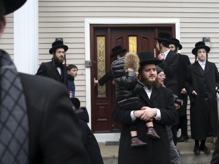 Versammlung vor dem Haus des Rabbi Chaim Rottenberg in Monsey, New York am 29. Dezember 2019. Dort wurden fünf Menschen bei einem antisemitischen Anschlag während einer Feier zum jüdischen Lichterfest Chanukka durch einen Messerangriff verletzt.