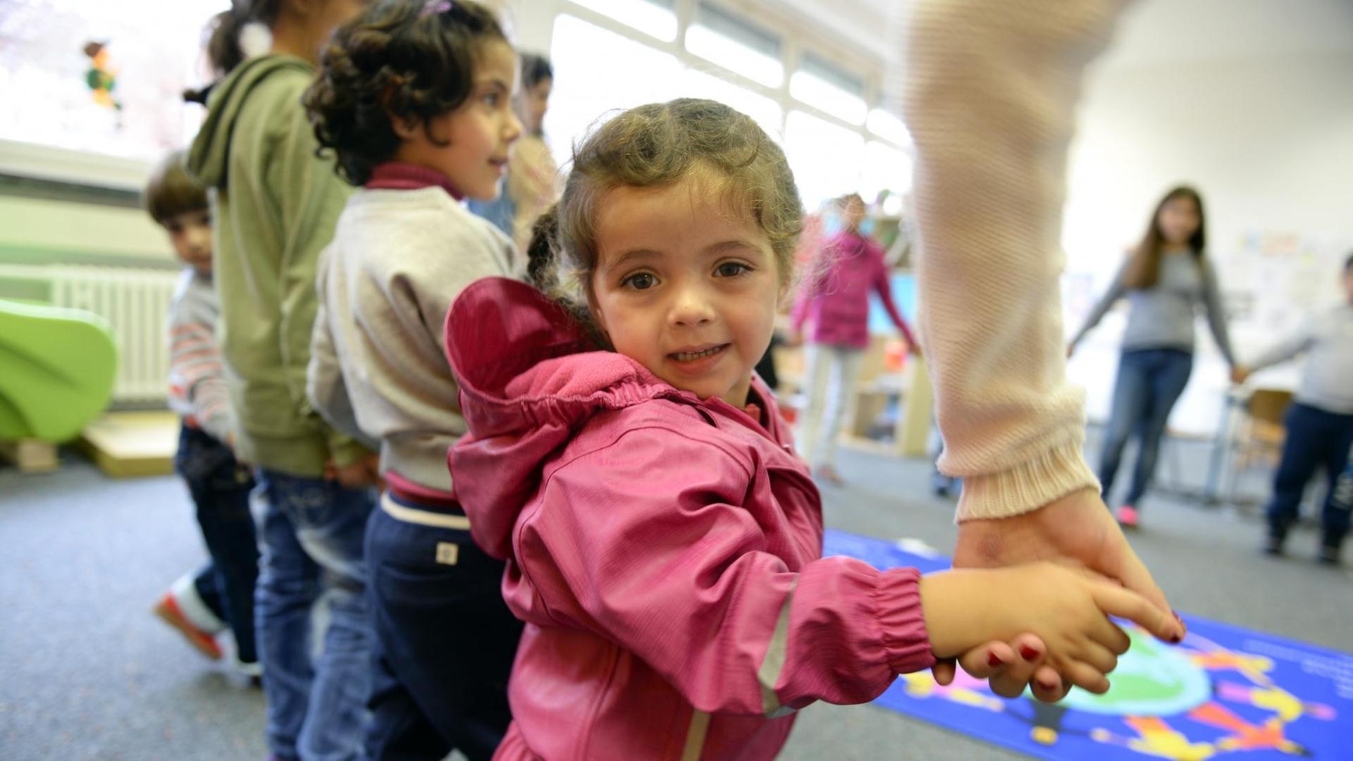 Asylbewerberkind Alma aus Syrien im Kindergarten der Erstaufnahmestelle für Flüchtlinge in Meßstetten