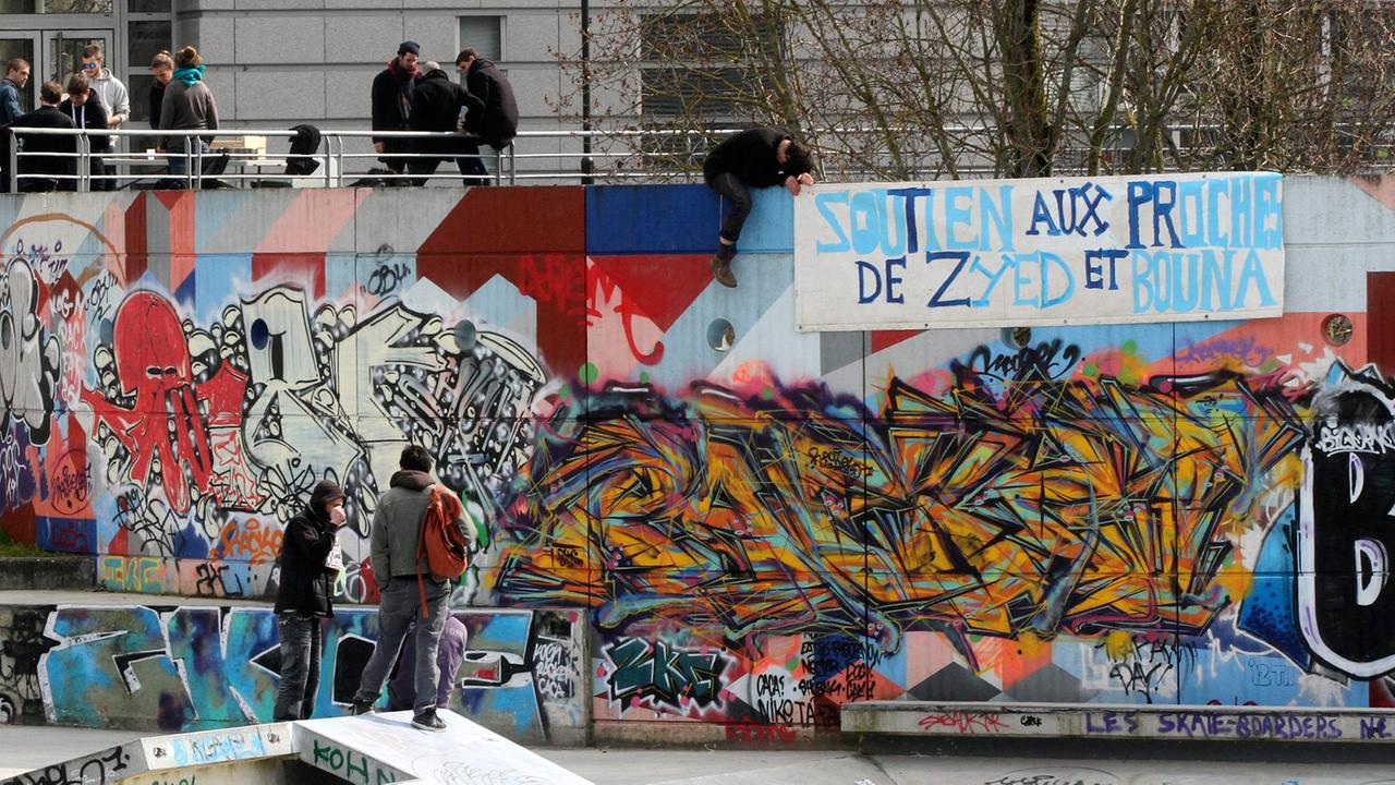 Ein Transparent vor dem Gerichtshof in Rennes ruft zur Unterstützung der Angehörigen der beiden 2005 in Clichy-sous-Bois gestorbenen Jugendlichen Bouna Traore und Zyed Benna auf.