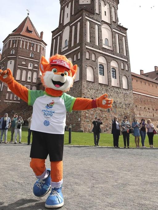 GRODNO REGION, BELARUS - MAY 21, 2019: A person dressed as Lesik the Baby Fox, the official mascot, outside the Mir Castle hosting a ceremony to unveil the medals ahead of the 2019 Europaspiele scheduled to start in Minsk on June 21. Natalia Fedosenko/TASS PUBLICATIONxINxGERxAUTxONLY TS0AC171
