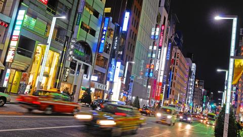 Autoverkehr abends in der Einkaufsstraße Ginza in Tokio
