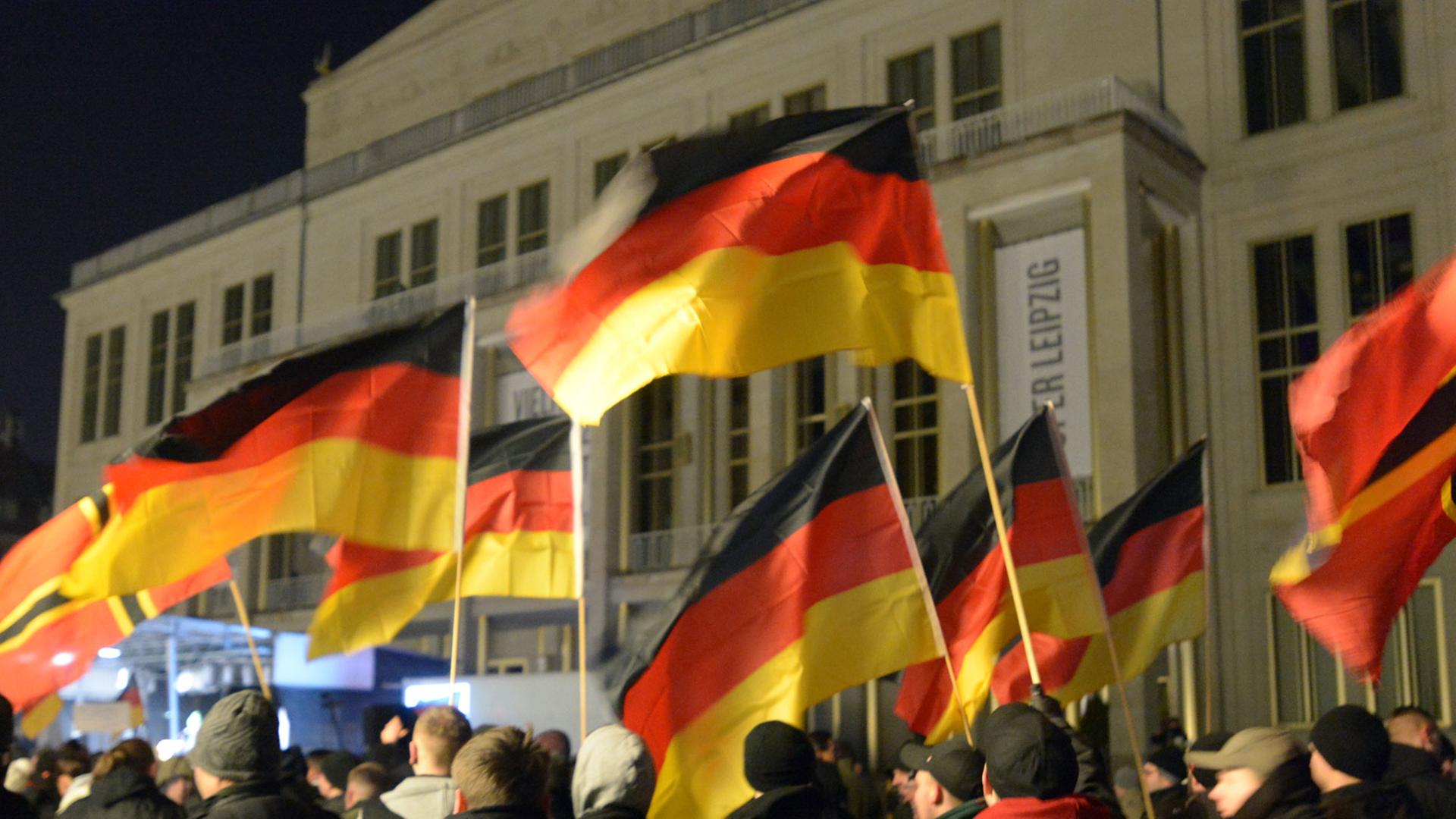 Anhänger der islamkritischen Bewegung Magida (am 19.1. in Magdeburg)  tragen während ihres Spazierganges eine Deutschland-Fahne.