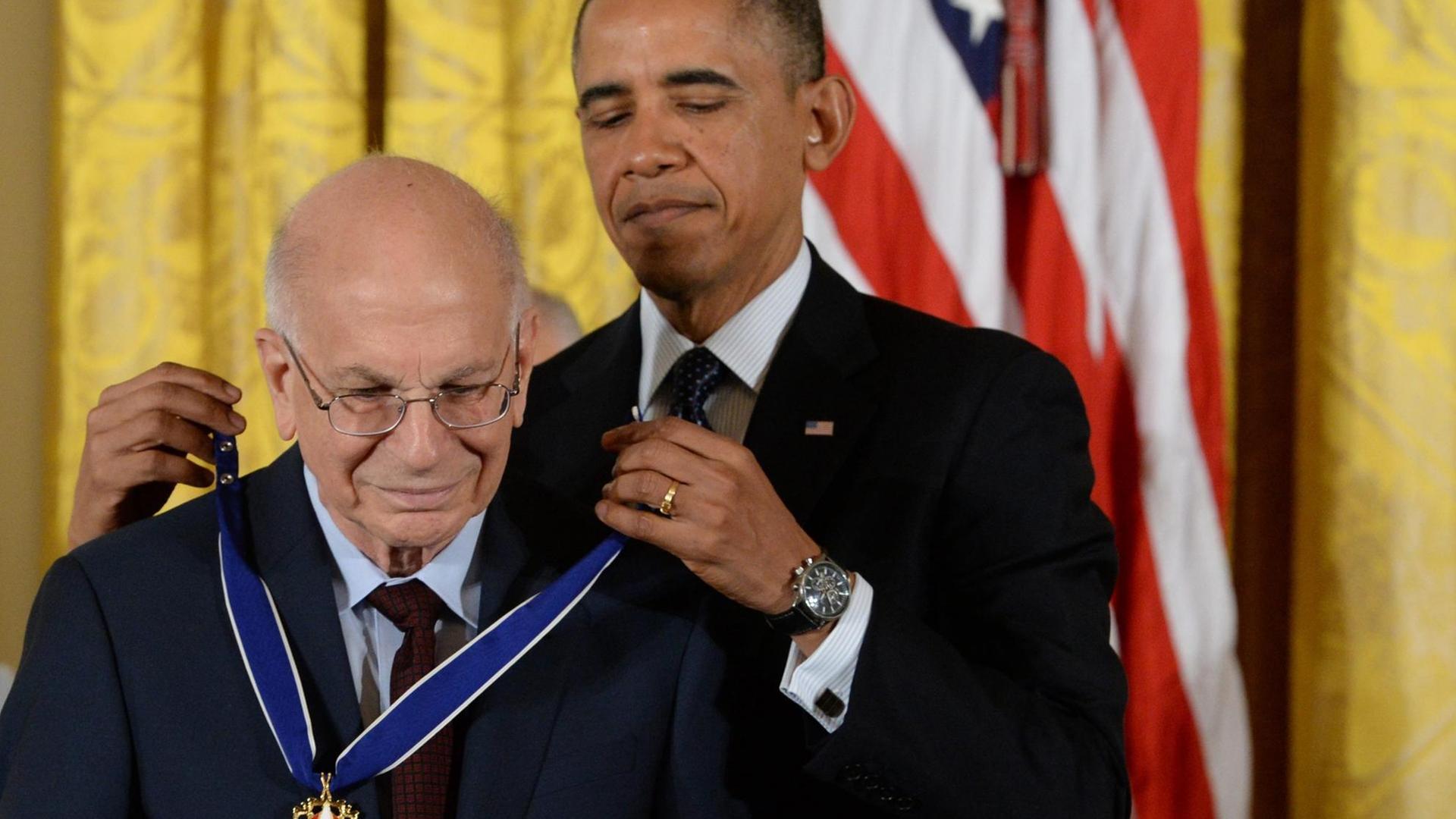 Der israelisch-amerikanische Psychologe Daniel Kahneman (L) erhält von US-Präsident Barack Obama die Freiheitsmedaille überreicht, in Washington am 20. November 2013.