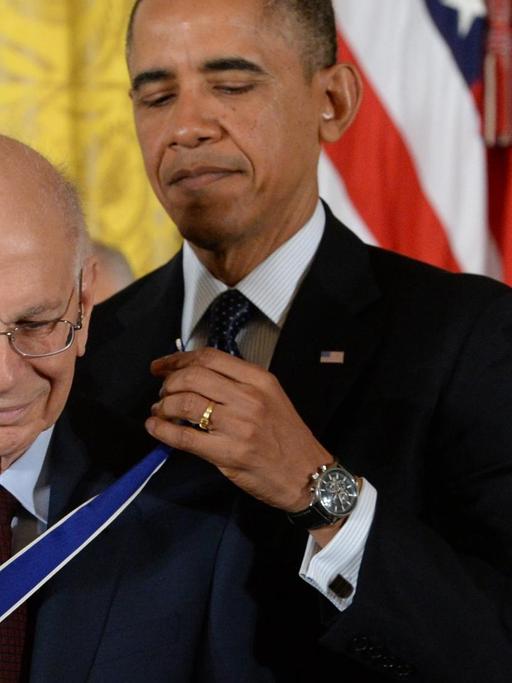 Der israelisch-amerikanische Psychologe Daniel Kahneman (L) erhält von US-Präsident Barack Obama die Freiheitsmedaille überreicht, in Washington am 20. November 2013.