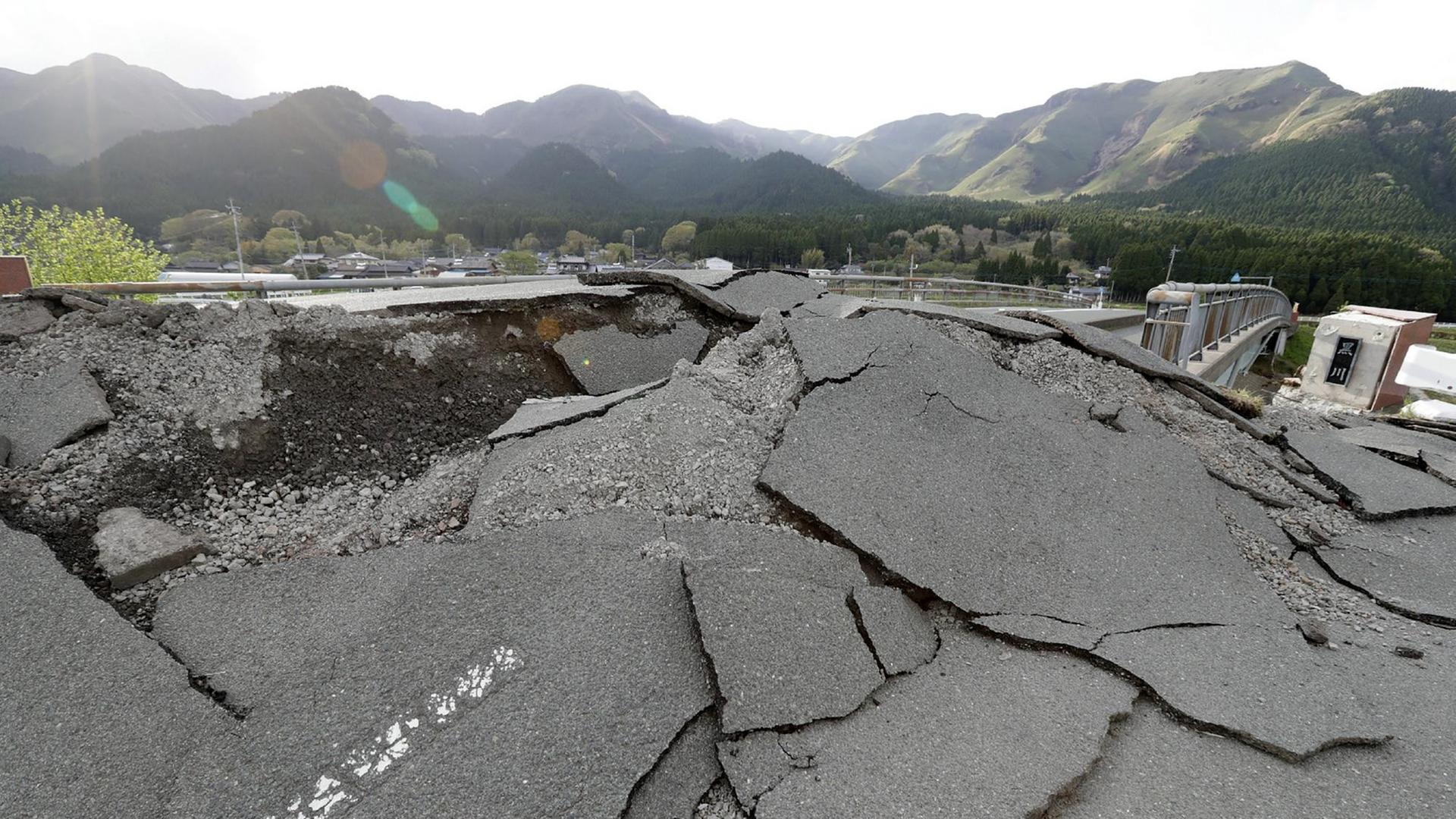 Eine vom Erdbeben zerstörte Straße in Aso, Kumamoto. Bei dem Erdstoß im April 2016 kamen mindestens 41 Menschen ums Leben.