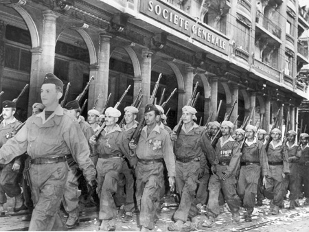 Eine Einheit der Harkas, von den Franzosen rekrutierte Muslime für den Kampf gegen die algerischen Rebellen, marschiert 1957 durch eine Straße in Algier.