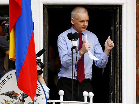 WikiLeaks-Gründer Julian Assange auf dem Balkon der Londoner Botschaft Ecuadors WikiLeaks-Gründer Julian Assange auf dem Balkon der Londoner Botschaft Ecuadors