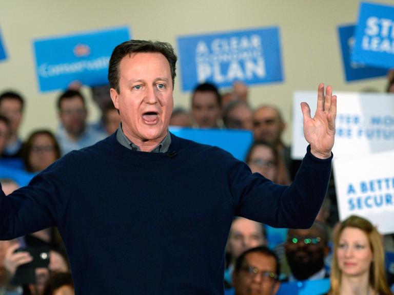David Cameron redet am 7. März im Norden Londons auf einer Wahlkampfveranstaltung zu den Parlamentswahlen am 7. Mai. Im Hintergrund viele Wahlplakate.