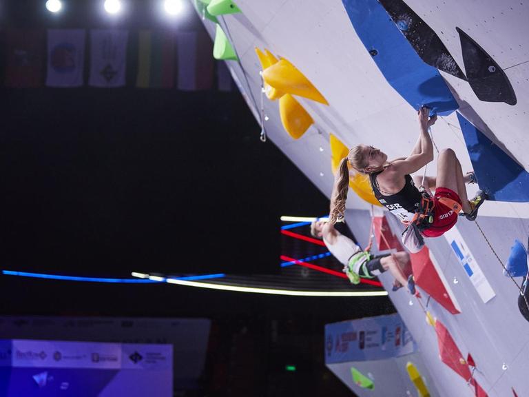 Kletterin Hannah Meul an der Boulderwand.